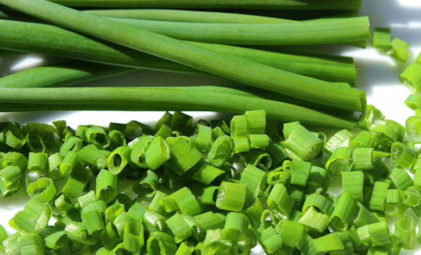 https://www.escoffieronline.com/wp-content/uploads/2019/02/Image-of-chives-finely-diced-with-chive-shoots-in-the-background-1400.jpeg