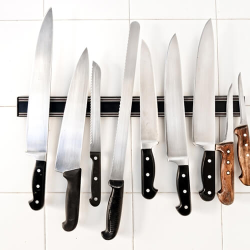 https://www.escoffieronline.com/wp-content/uploads/kitchen-knives-are-just-one-tool-that-all-chefs-need-_1107_40085326_1_14110832_500.jpg